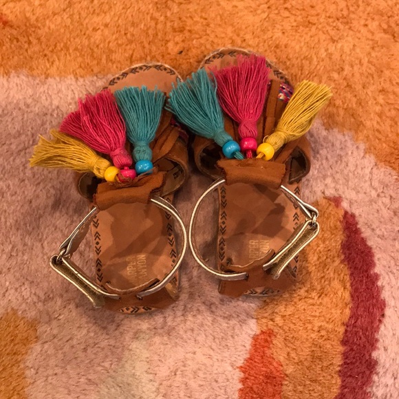 Tassel sandals. - Picture 2 of 2